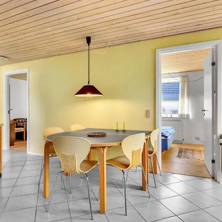 Dom wakacyjny 3 Bedroom Beautiful In